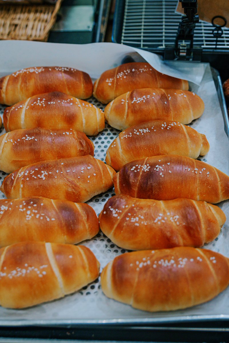 _travelkim's tweet photo. • 여의도 브레드05(1/2번 사진) : 스탠다드한 맛, 한번에 소프트/하드/여러맛 해결 가능
• 여의도 브로트아트 : 식사빵 먹고 싶어지는 구수한 맛
• 구로 우뺑 : 구로의 물질적 등대가 넷마블이라면 정신적 등대는 우뺑이 아닐까 https://t.co/wOXrNPajuf