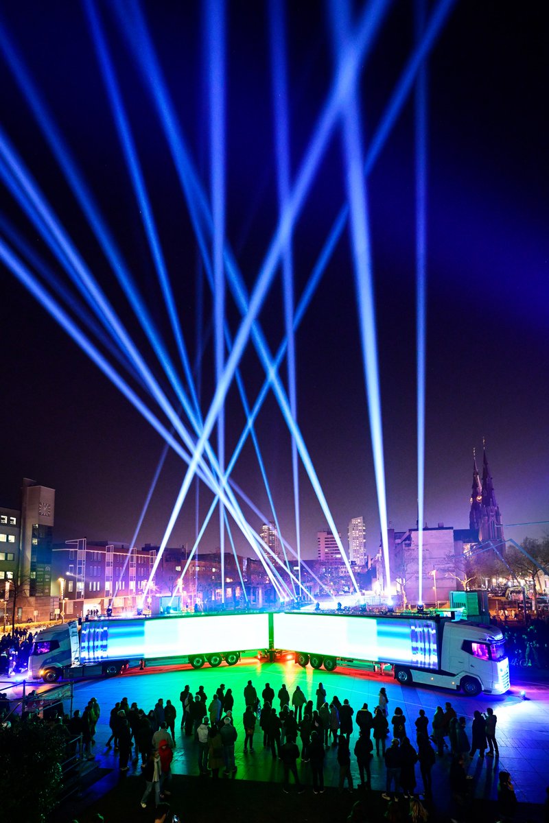 GlowEindhoven's tweet photo. GLOW ligt alweer twee weken achter ons, maar de magie blijft nazinderen. Welk kunstwerk was jouw grootste favoriet? 

🌟 Evoluiton of Life - ASML
✨ SHAPE - DAF 
💛 Grand Mix - Inook https://t.co/gTm2TsiDzk