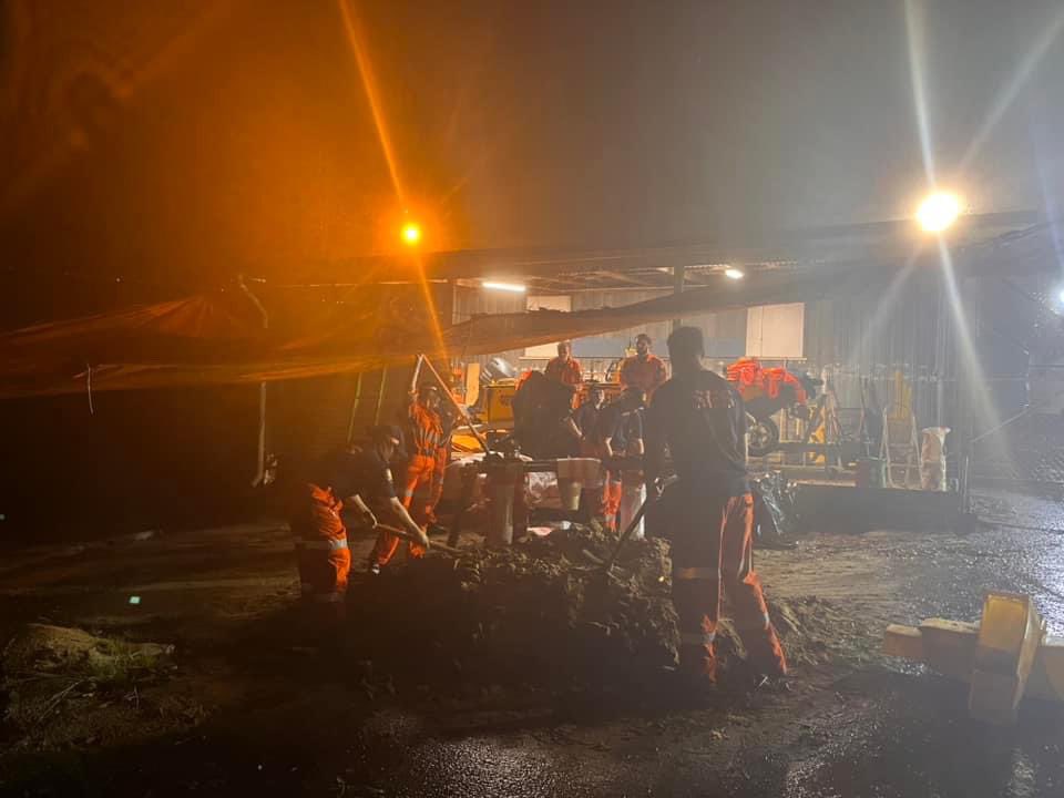 nbrses's tweet photo. Storm Damage training doesn’t get any more realistic than this with the Humid and Wet conditions on Tuesday night, getting our sandbag pile ready for the community with forecasted storms around ⛈️ 

Well done team 💪🏼 https://t.co/bChDAfluUN