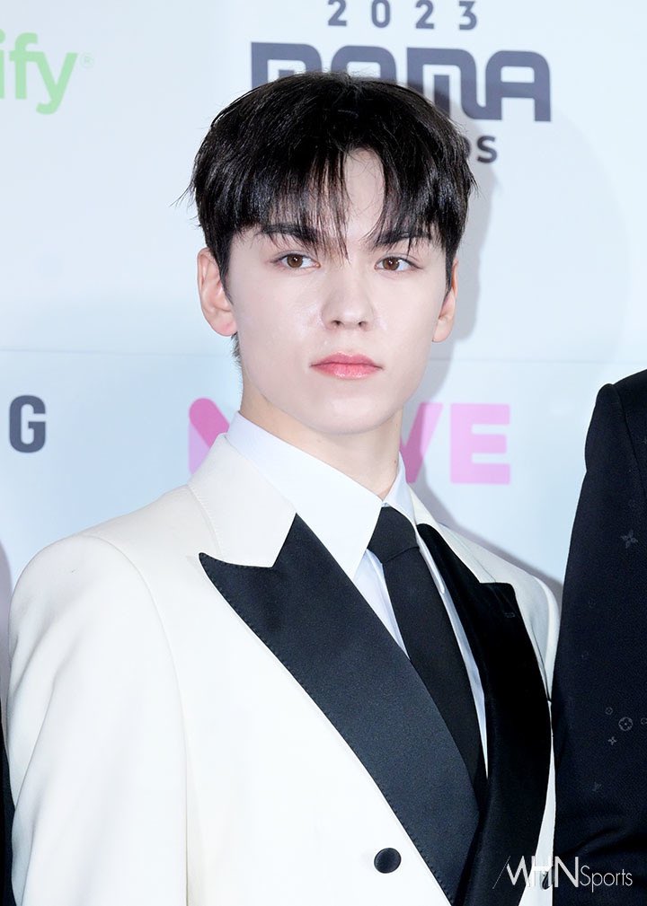 kchartsmaster's tweet photo. SEVENTEEN Vernon at the 2023 MAMA Awards red carpet. https://t.co/fbZWQGBsKQ