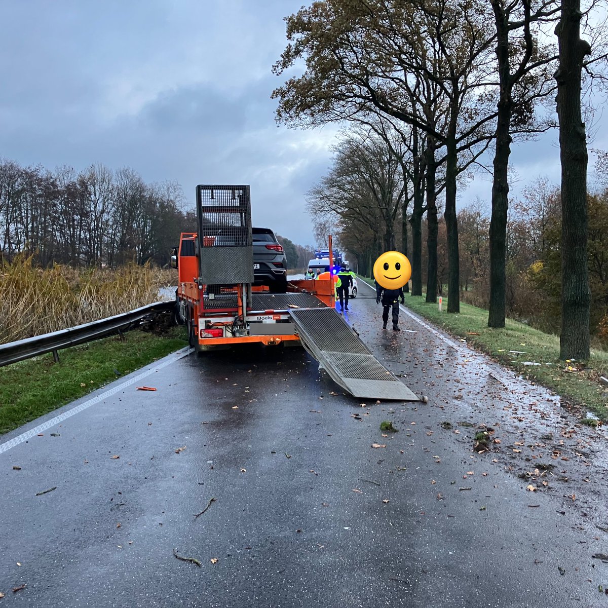 WIS_Limburg's tweet photo. Door een eenzijdig ongeval met een vrachtauto op de #N275 bij Meijel is de weg in beide richtingen dicht. Gelukkig geen gewonden, maar wel rotzooi op de rijbaan. De vrachtauto moet geborgen worden en de schade moet hersteld.❌ ^Wis Peter/Joep @RWSverkeersinfo https://t.co/6R4fq43VUB