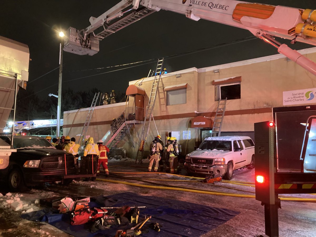#INCENDIE | 3e alarme | 199, 2e avenue | Incendie à la toiture d’un bâtiment de 2 étages | 50 pompiers sur place | Délestage à distance effectuée par <a href="/hydroquebec/">Hydro-Québec</a>