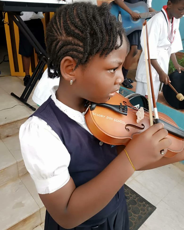 ScoobyDoo25117's tweet photo. We always look forward to the Scooby Doo music team to lead us during assembly 💃🕺

Great job kids, you all are fantastic 👏 

#scoobydooschools #childrenfirst #schoolinlagos #creche #preparatoryschool #preschool #primaryschool #nigerianmums #lagos #funandlearning  #wednesday https://t.co/pNwZYUb7In