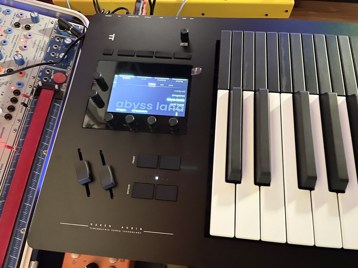 boutiquepedalny's tweet photo. 弊社も遂に入荷ヤバイこれ😎🎹😎
Expressive E Osmose 49-Key 24-Voice Polyphonic Synthesizer
各鍵盤が↔️ビブラート/ベンディングできてしまう😱指表現力の増幅✌️
https://t.co/V26OeG43Lp
#ExpressiveE #Osmose #49key #24voice #Polyphonic #Synthesizer #販売 #購入 #bpnyc #boutiquepedalnyc https://t.co/DjAs1uHxs9