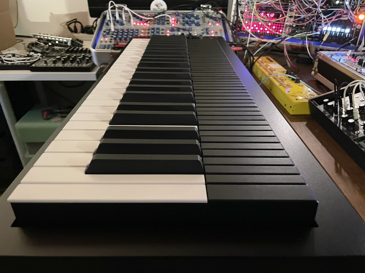 boutiquepedalny's tweet photo. 弊社も遂に入荷ヤバイこれ😎🎹😎
Expressive E Osmose 49-Key 24-Voice Polyphonic Synthesizer
各鍵盤が↔️ビブラート/ベンディングできてしまう😱指表現力の増幅✌️
https://t.co/V26OeG43Lp
#ExpressiveE #Osmose #49key #24voice #Polyphonic #Synthesizer #販売 #購入 #bpnyc #boutiquepedalnyc https://t.co/DjAs1uHxs9