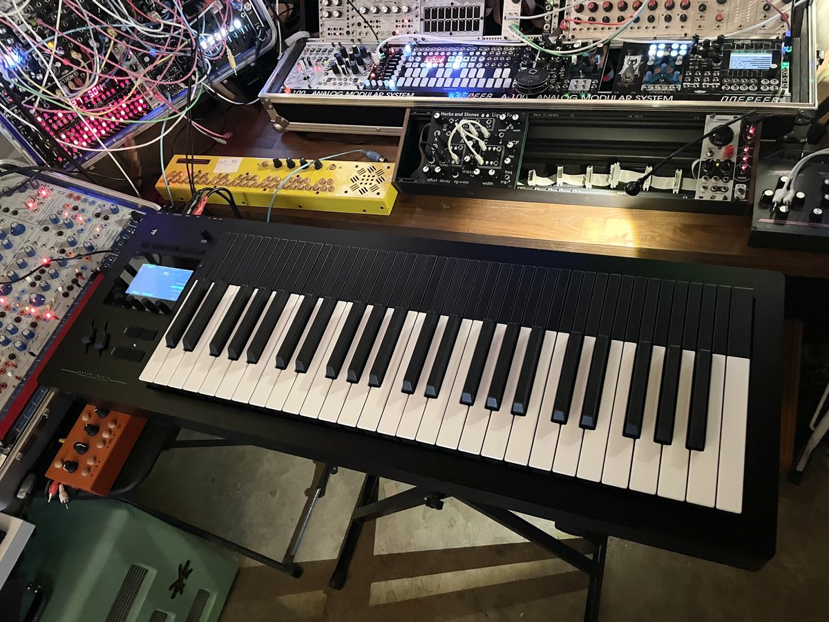 boutiquepedalny's tweet photo. 弊社も遂に入荷ヤバイこれ😎🎹😎
Expressive E Osmose 49-Key 24-Voice Polyphonic Synthesizer
各鍵盤が↔️ビブラート/ベンディングできてしまう😱指表現力の増幅✌️
https://t.co/V26OeG43Lp
#ExpressiveE #Osmose #49key #24voice #Polyphonic #Synthesizer #販売 #購入 #bpnyc #boutiquepedalnyc https://t.co/DjAs1uHxs9