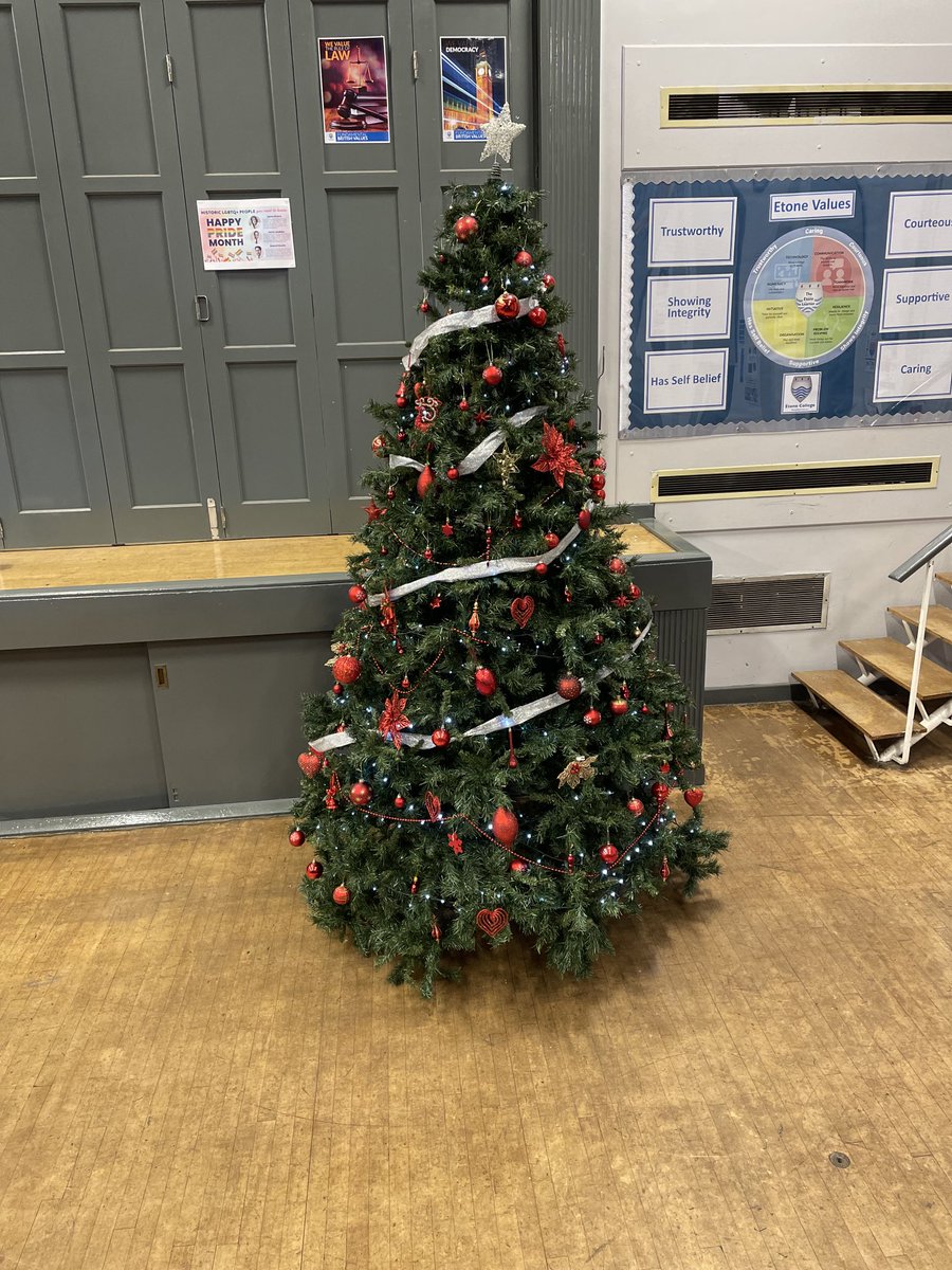 EtoneCollege's tweet photo. It’s beginning to look a lot like Christmas 🎶 at Etone 🎄 🎅🏻 ☃️ #TreeUp @MatrixAcademyT https://t.co/vG5trdYNBg