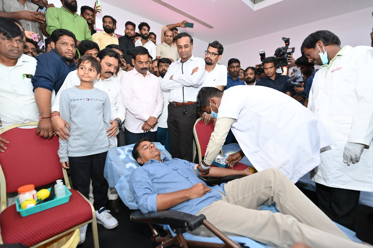bigtvtelugu's tweet photo. తెలంగాణ భవన్లో రక్తదాన కార్యక్రమం
దీక్షా దివస్ సందర్భంగా రక్త దాన కార్యక్రమం
రక్తదాన కార్యక్రమానికి పోలీసుల అనుమతి
తెలంగాణ భవన్లో రక్తదానం చేసిన కేటీఆర్
#KTR #ktrwithtelanganayouth #TelanganaBhavan #BloodDonationProgram #DeekshaDiwas #DeekshaDivas #BRSParty #Electioncode #LatestNews #bigtv
@KTRBRS @BRSparty @TelanganaCMO