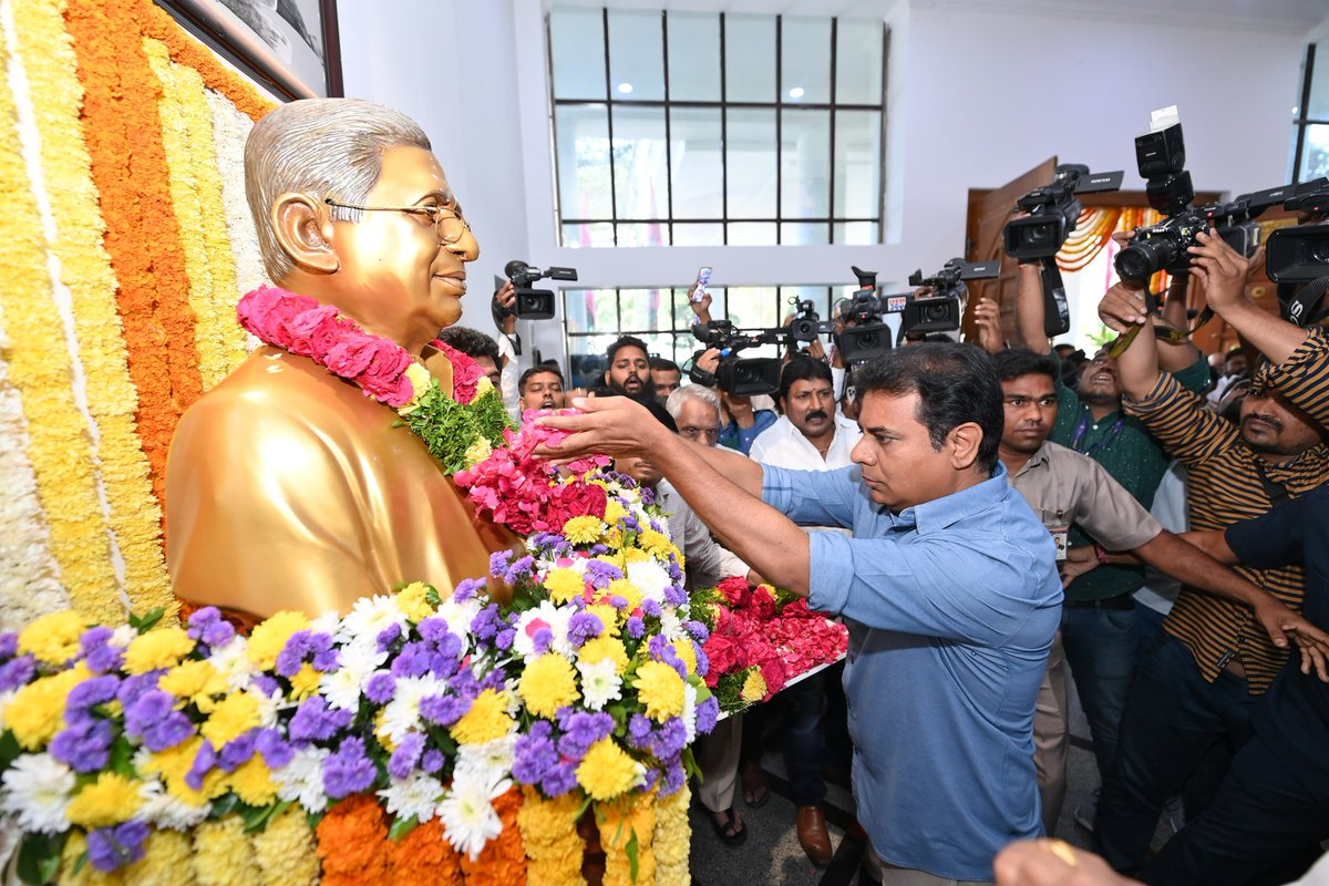 bigtvtelugu's tweet photo. తెలంగాణ భవన్లో రక్తదాన కార్యక్రమం
దీక్షా దివస్ సందర్భంగా రక్త దాన కార్యక్రమం
రక్తదాన కార్యక్రమానికి పోలీసుల అనుమతి
తెలంగాణ భవన్లో రక్తదానం చేసిన కేటీఆర్
#KTR #ktrwithtelanganayouth #TelanganaBhavan #BloodDonationProgram #DeekshaDiwas #DeekshaDivas #BRSParty #Electioncode #LatestNews #bigtv
@KTRBRS @BRSparty @TelanganaCMO