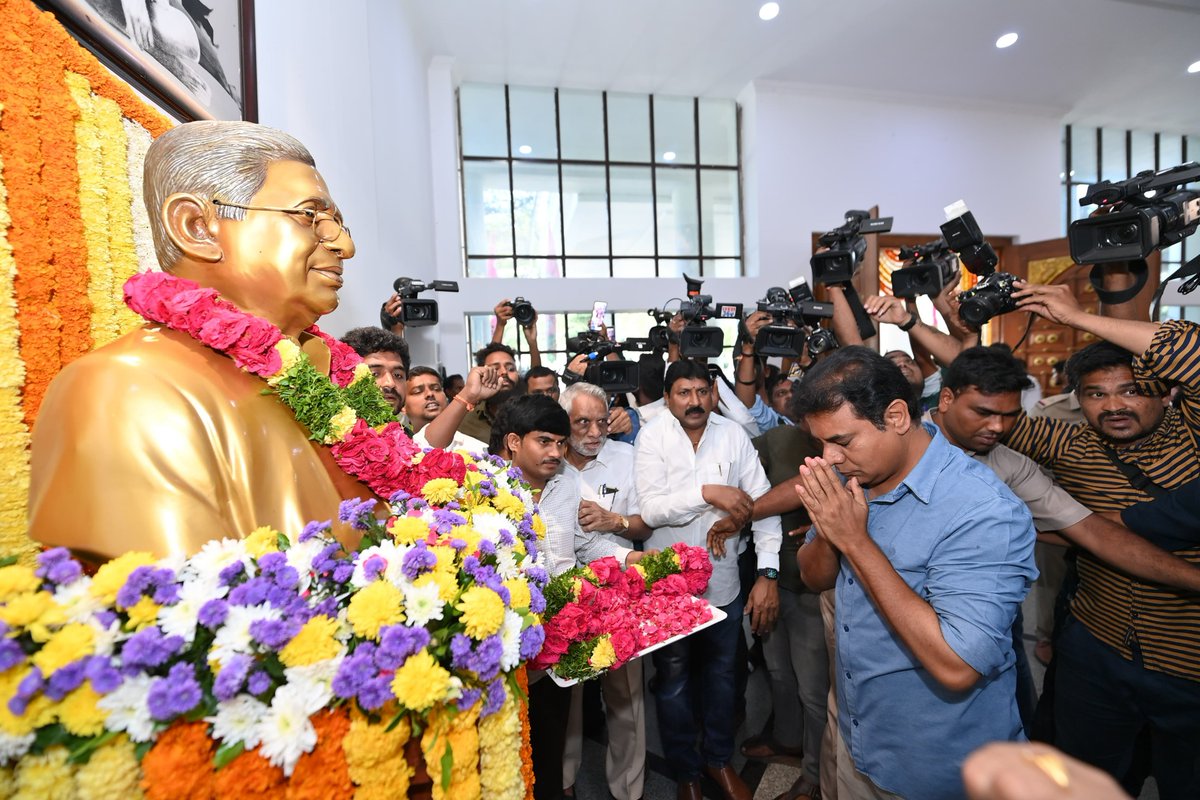 bigtvtelugu's tweet photo. తెలంగాణ భవన్లో రక్తదాన కార్యక్రమం
దీక్షా దివస్ సందర్భంగా రక్త దాన కార్యక్రమం
రక్తదాన కార్యక్రమానికి పోలీసుల అనుమతి
తెలంగాణ భవన్లో రక్తదానం చేసిన కేటీఆర్
#KTR #ktrwithtelanganayouth #TelanganaBhavan #BloodDonationProgram #DeekshaDiwas #DeekshaDivas #BRSParty #Electioncode #LatestNews #bigtv
@KTRBRS @BRSparty @TelanganaCMO