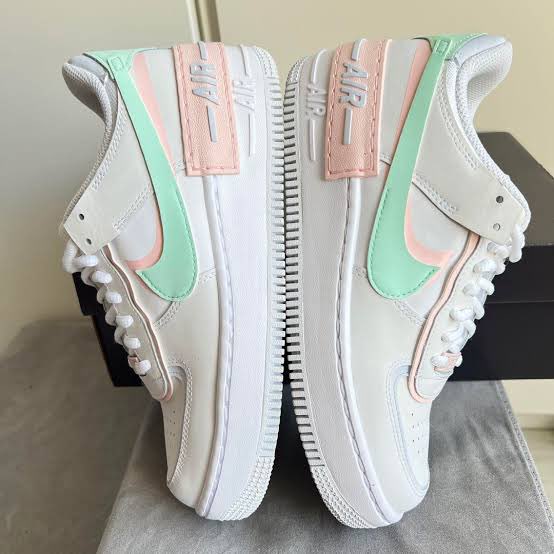 やっと届いたぁ〜エアフォース1めちゃかわいい💕明日からこれで学校行くぅ〜　　　　　　　　　　　　　　　　　　#スニーカー　#エアフォース1    #NIKE        #フォローRTキャンペーン　#フォロバ100