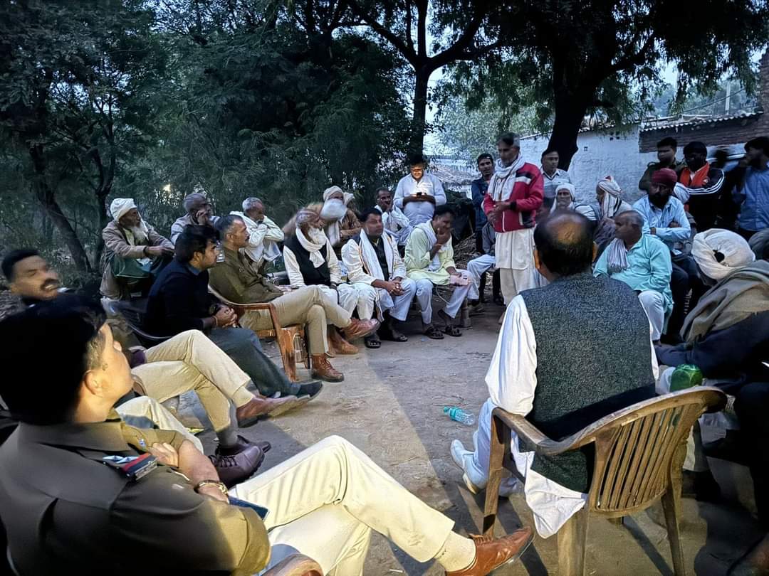 Modified_Hindu9's tweet photo. ब्रेकिंग: पांच अलग-अलग गांवों की मुस्लिम भीड़ ने हिंदू गांव को घेर लिया और हमला किया।  क्रूर पथराव, गोलीबारी और मंदिर पर हमला।

📍भरतपुर, राजस्थान। https://t.co/CsfqvNbyR5