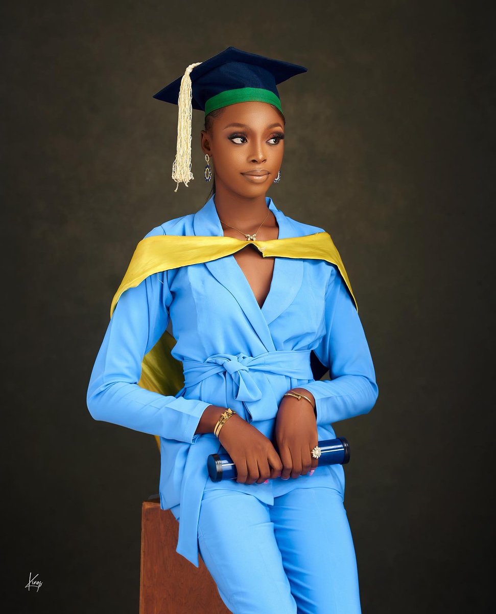 bags_beyond1's tweet photo. Congratulations to me 😍😍😍🎉🎉 Degree Bagged with DOUBLE HONORS✅✅ Bsc.Ed
Jewelries @bags.ndbeyond 
Pictures @kingsphotographystudios 
Cloth @mide_glitterz 
Makeup @laras.signature 
#tasuedconvocation23 https://t.co/ekPpTMWWuI