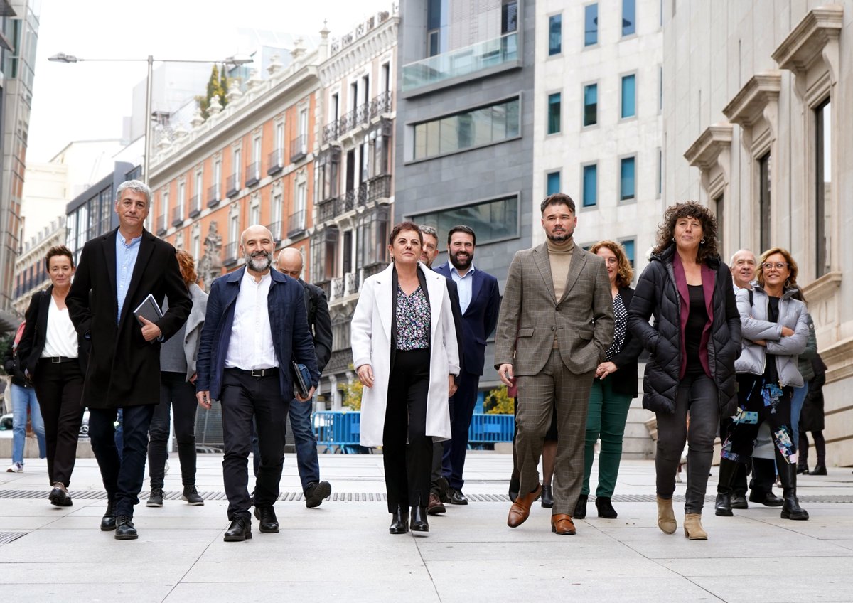 EHBilduCongreso's tweet photo. ❌👑 No tenemos Rey. Democracia, libertad, Repúblicas.

La monarquía es una institución anacrónica a la que no le reconocemos ninguna función política: ni nos representa, ni tiene la legitimidad de nuestras naciones.

📄 Declaración conjunta de EH Bildu, ERC y BNG ante apertura solemne de la XV legislatura: https://t.co/fh3Iq2CRAQ