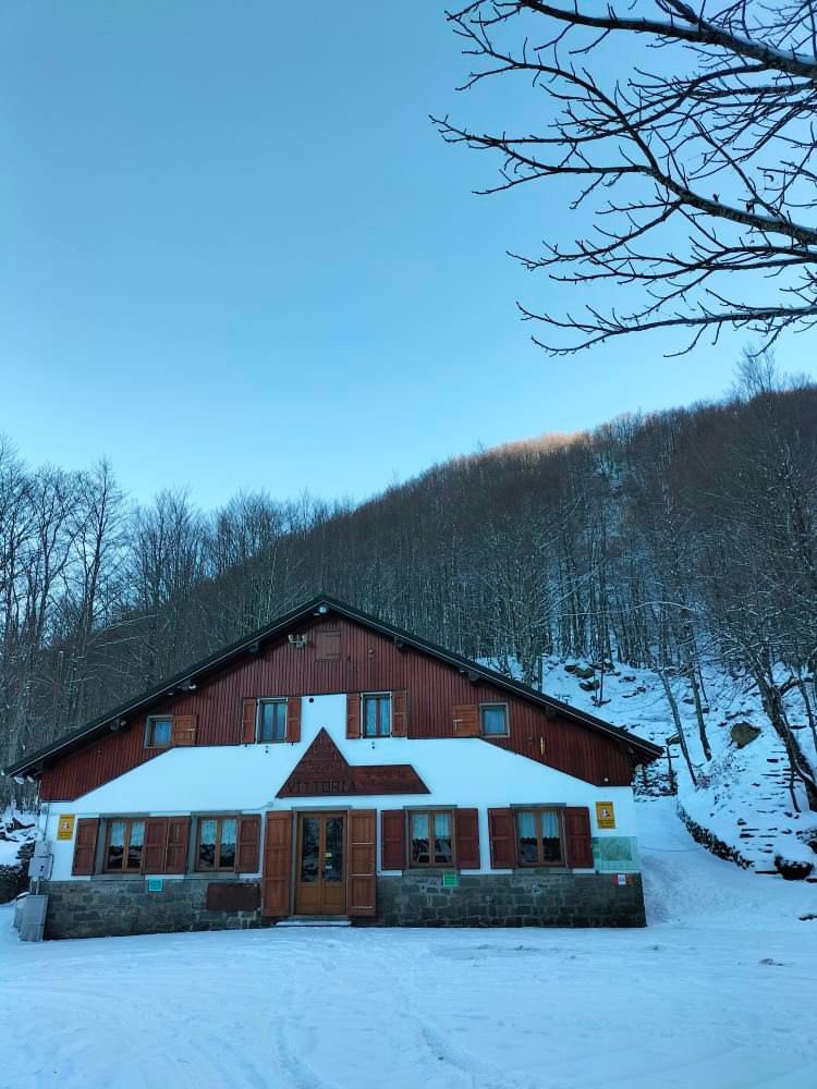 ModenaDintorni's tweet photo. #Buongiorno dal #LagoSantoModenese ricoperto di neve 😍❄️ 

La neve qui è già arrivata, imbiancando tutto. Anche il Rifugio Vittoria!

Ph Massimo Bernardi Tex https://t.co/7nW3umYMH3