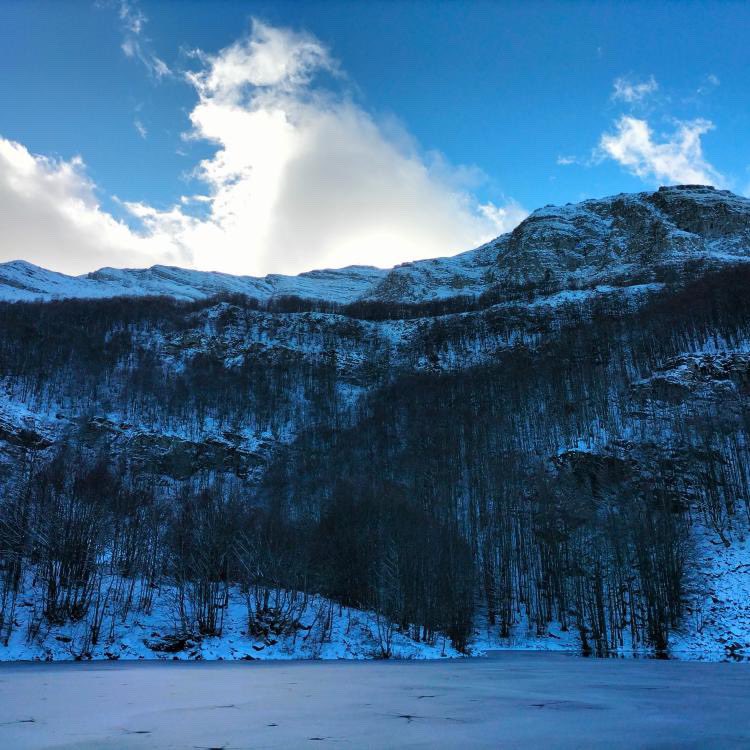 ModenaDintorni's tweet photo. #Buongiorno dal #LagoSantoModenese ricoperto di neve 😍❄️ 

La neve qui è già arrivata, imbiancando tutto. Anche il Rifugio Vittoria!

Ph Massimo Bernardi Tex https://t.co/7nW3umYMH3