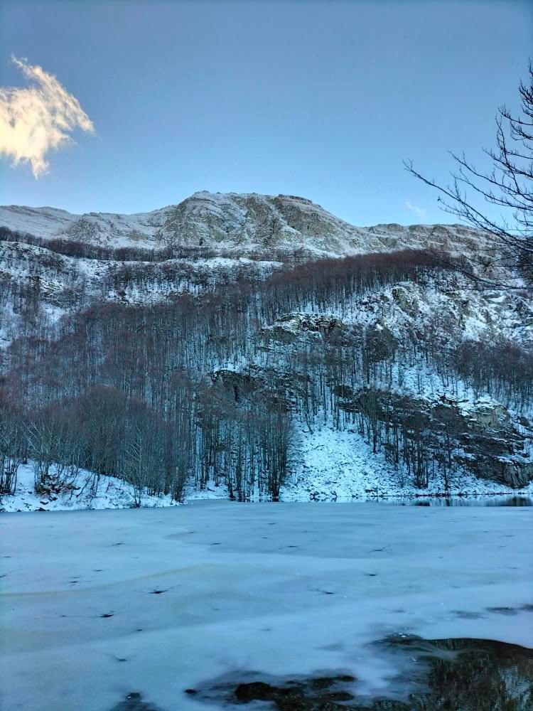 ModenaDintorni's tweet photo. #Buongiorno dal #LagoSantoModenese ricoperto di neve 😍❄️ 

La neve qui è già arrivata, imbiancando tutto. Anche il Rifugio Vittoria!

Ph Massimo Bernardi Tex https://t.co/7nW3umYMH3