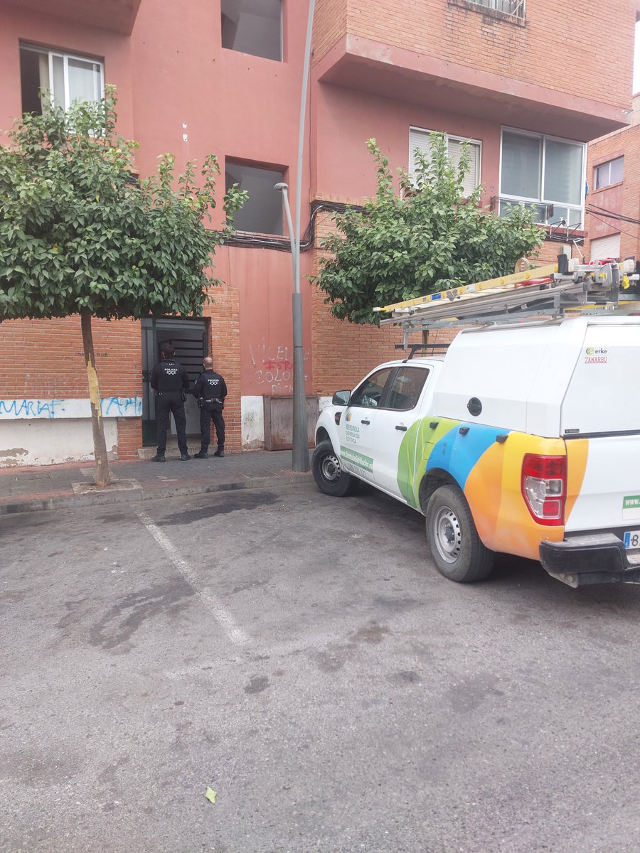 Ayer por la mañana, nuevamente #alguazaspolicia y guardia civil acompañamos a operarios de Iberdrola para anular y quitar más de una veintena de peligrosos enganches ilegales.
Estábamos, estamos y estaremos siempre trabajando por la seguridad y el bienestar de nuestros vecin@s.