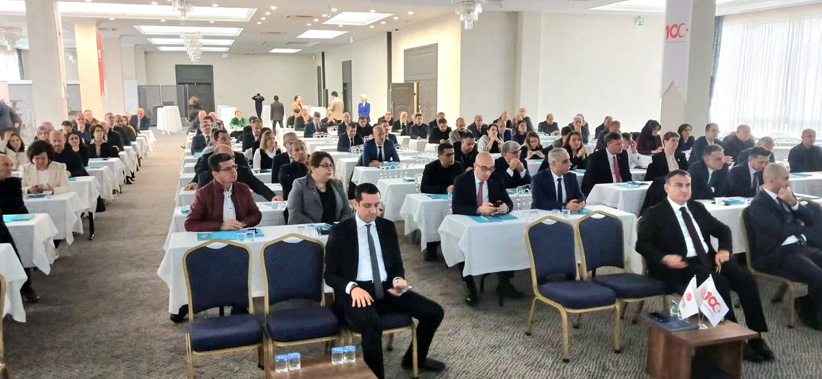 Yeniden yazılan DERBİS’in tanıtımı için Ayvalık VE Otelde düzenlenen Hizmet İçi Eğitim Seminerimizin ikinci günü İşlemler ve Mevzuat Uygulama Daire Başkanımız Adnan ZENGİN ve Proje Destek Daire Başkanımız Fatih GÜNAY’ın Yeni DERBİS’e ilişkin değerlendirme konuşmaları ile başladı.