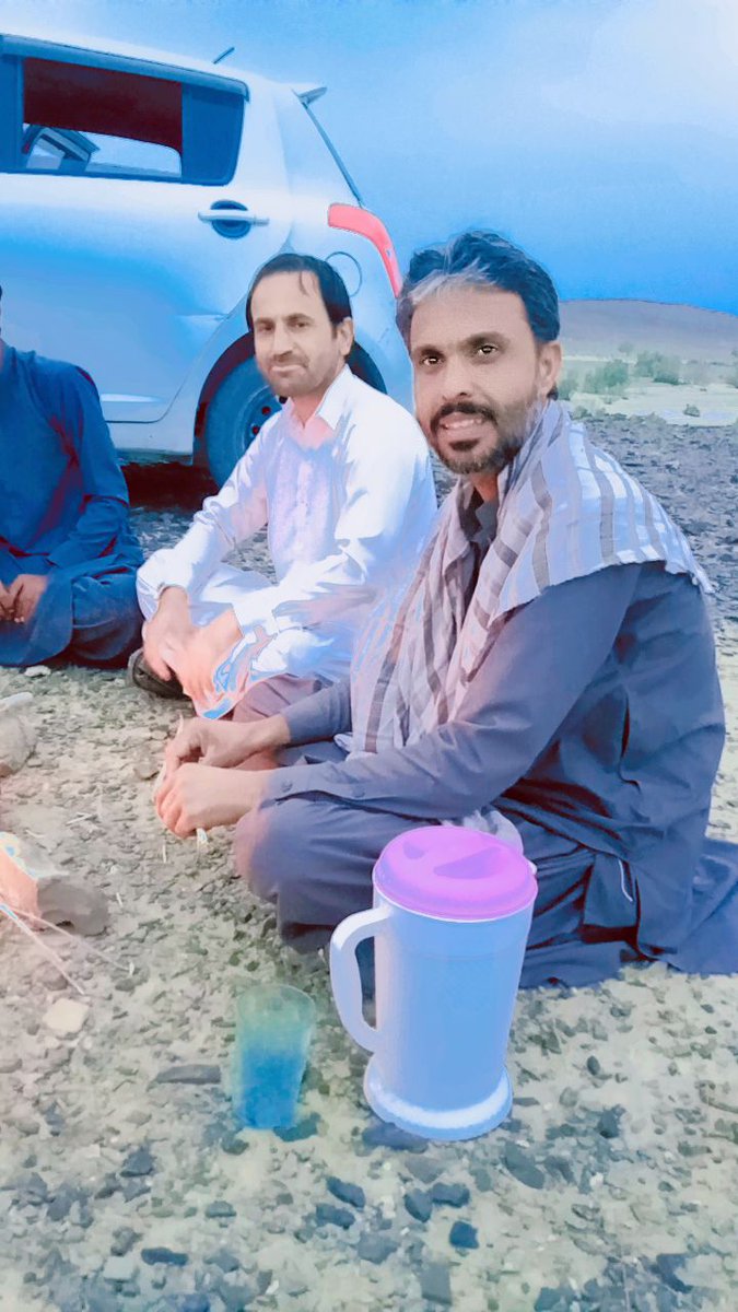 زندگی جب بھی تری بزم میں لاتی ہے ہمیں
یہ زمیں چاند سے بہتر نظر آتی ہے ہمیں

سرخ پھولوں سے مہک اٹھتی ہیں دل کی راہیں
دن ڈھلے یوں تری آواز بلاتی ہے ہمیں