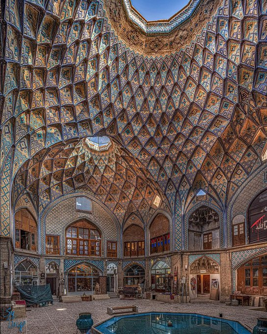 IraninMilan's tweet photo. #Timcheh, breve passaggio del bazar, coperto e chiuso su due lati, che prevede più negozi intorno a una corte coperta. #Timcheh Amin od-Douleh, bazar di #Kashan. #Iran
Foto: Sadegh Miri https://t.co/0vzJACIncP