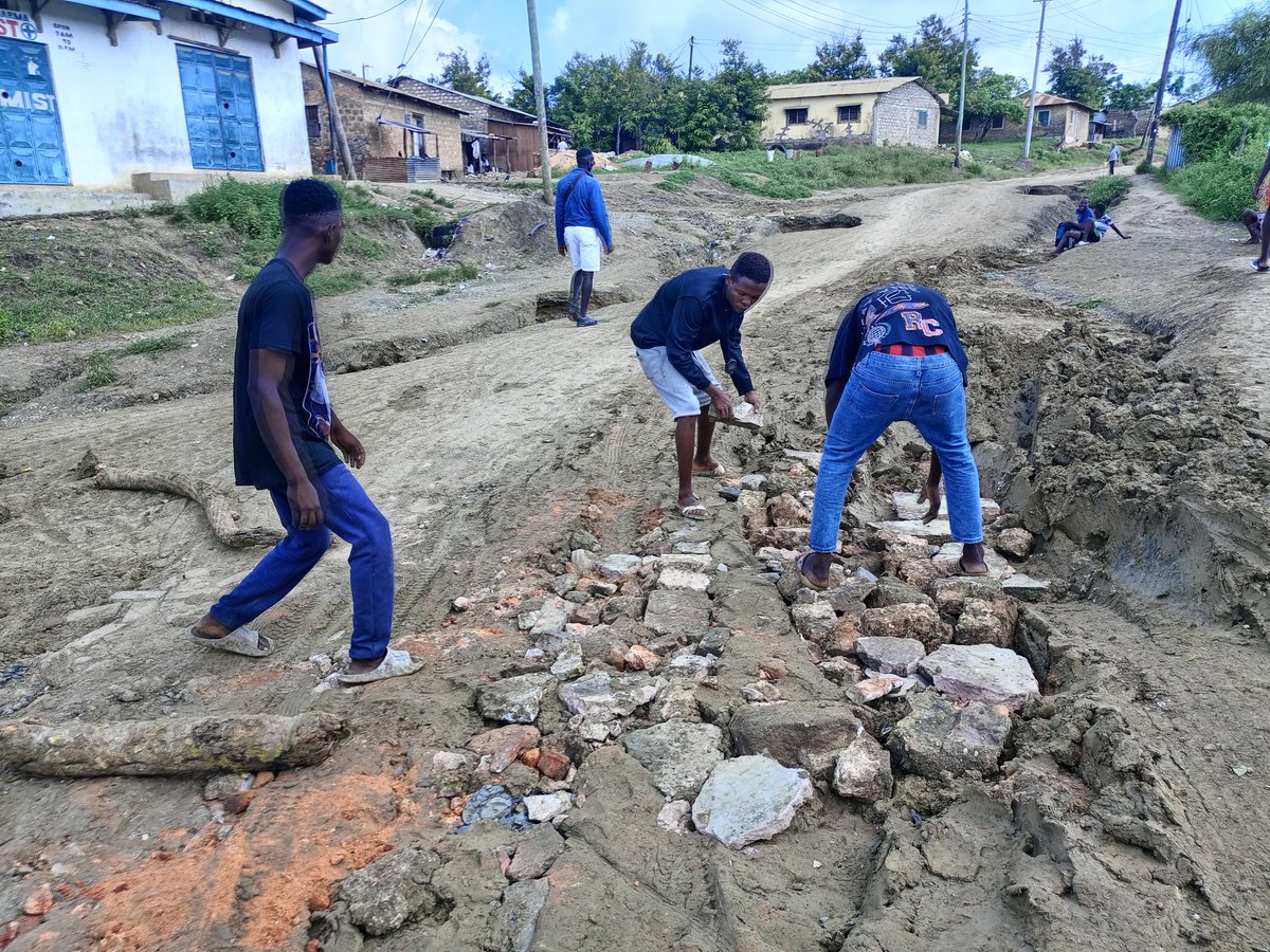 cesudKE's tweet photo. Devastating road situations that the people of Jomvu - Mikanjuni (Jitoni) have to put up with everyday especially when it 🌧️🌧️
Completely disturbing there right to movement and safety.
This road has been in this situation for over three years... and was launched for construction https://t.co/llzGRXw9Md