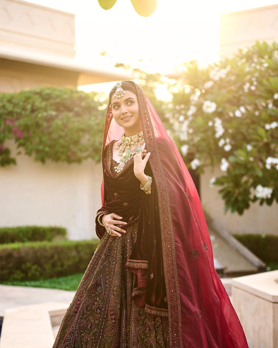 PostNirpakh's tweet photo. Nimrat Khaira: ਨਿਮਰਤ ਖਹਿਰਾ ਨੇ ਦੁਲਹਨ ਦੇ ਲਿਬਾਸ 'ਚ ਲੁੱਟੀ ਮਹਿਫਲ, ਲਾਲ ਜੋੜੇ ਵਿੱਚ ਬੇਹੱਦ ਖੂਬਸੂਰਤ ਤਸਵੀਰਾਂ ਚਰਚਾ 'ਚ...!
#NimratKhaira #punjabi #singer #news #nirpakhpost https://t.co/VnQZNemvMp
