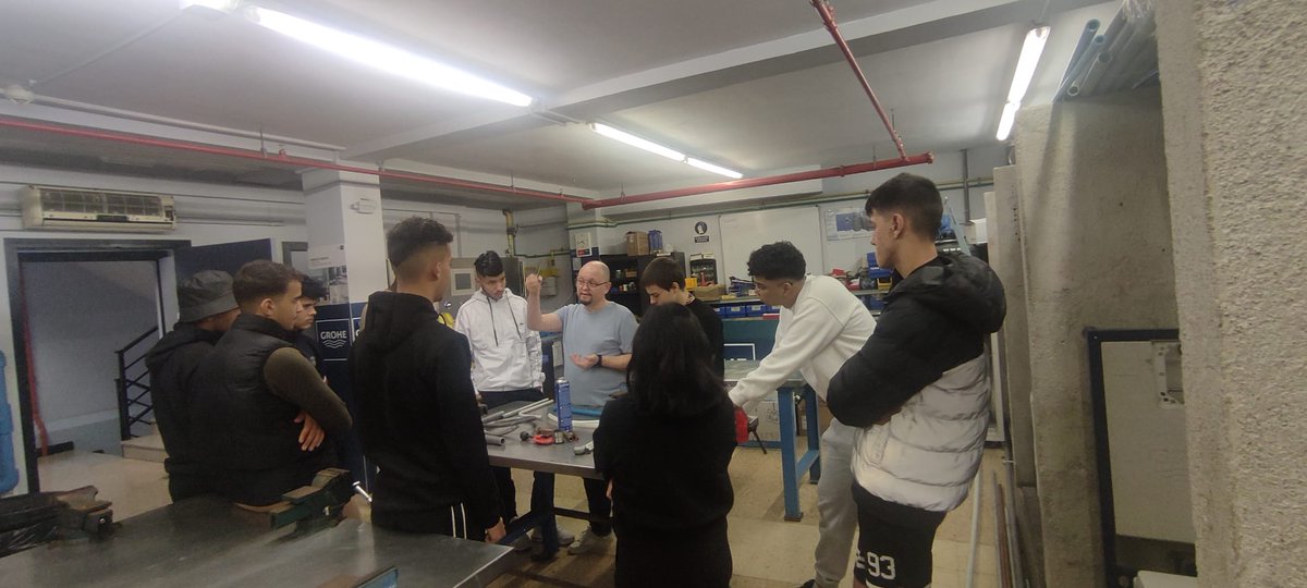 passworkbcn's tweet photo. Fa dues setmanes que ja hem començat amb la FC de fontaneria i clima.
Els joves comencen a identificar i manipular els diferents tipus de canonades.
#passwork #fundacionadsis ##aprender #formación #logistica #comercio #pficomercio #passwork #adsis #passwork #garantiajuvenilib https://t.co/qXzR8yJeyC