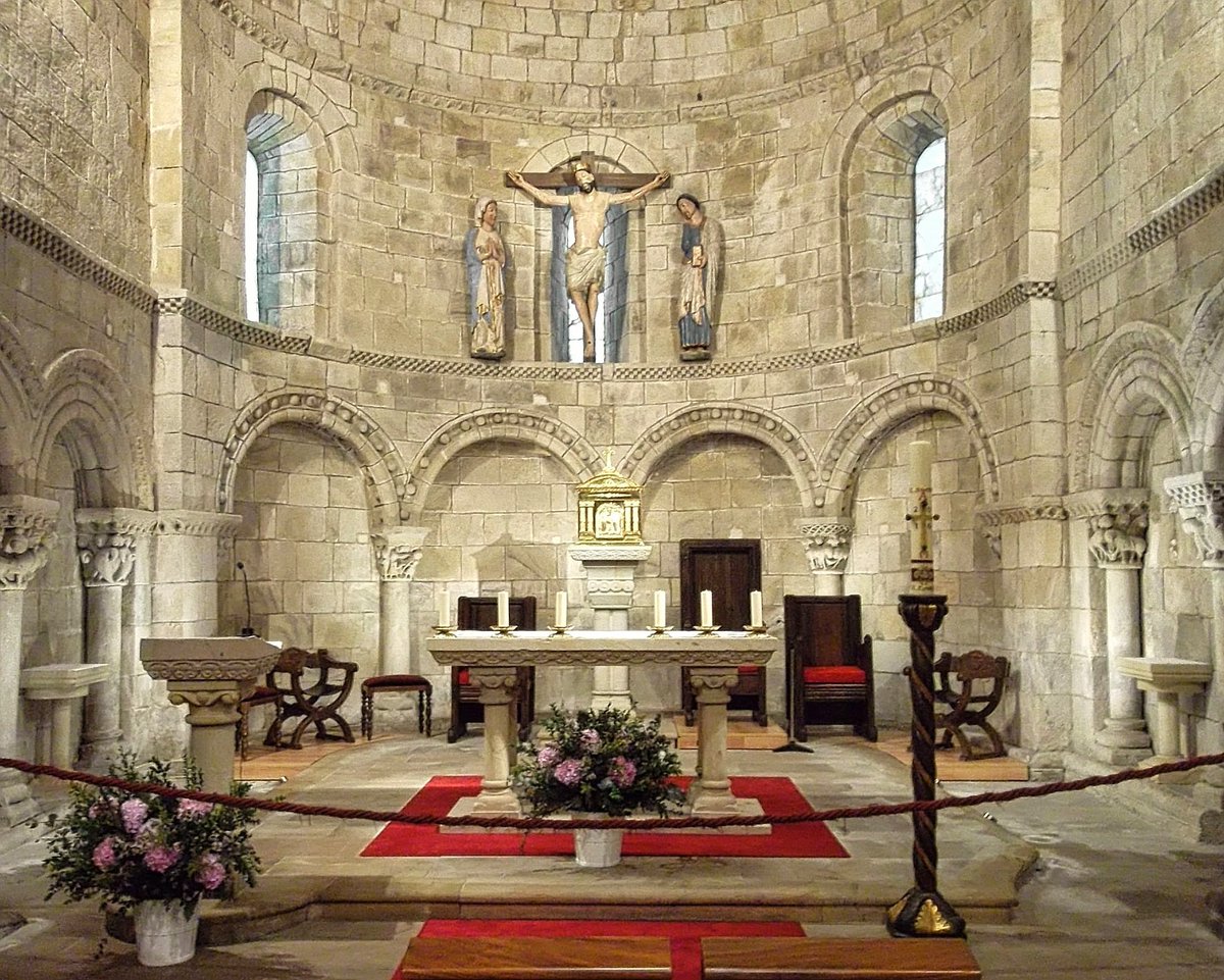 La Colegiata de Santa Cruz de Castañeda (Cantabria): no sé si es que la tengo demasiado interiorizada e idealizada, pero me parece que es de los pocos edificios románicos a los que los añadidos posteriores no le afean #BuenosDias #FelizMiercoles