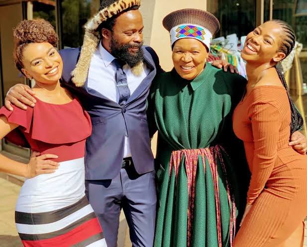 Jabu_Macdonald's tweet photo. Deli Malinga has been on our tv screens for many years and most of us got introduced to this amazing actress on Generations and she later on secured many other roles and was on #RedemptionBET which won her , her first ever SAFTAπ₯π₯π₯π₯and her biggest role so far in her career is MamZobe on #UmkhokhaTheCurse which is currently the biggest telenovela on Dstv and this is her first ever leading role. Shoutout to her ππ½