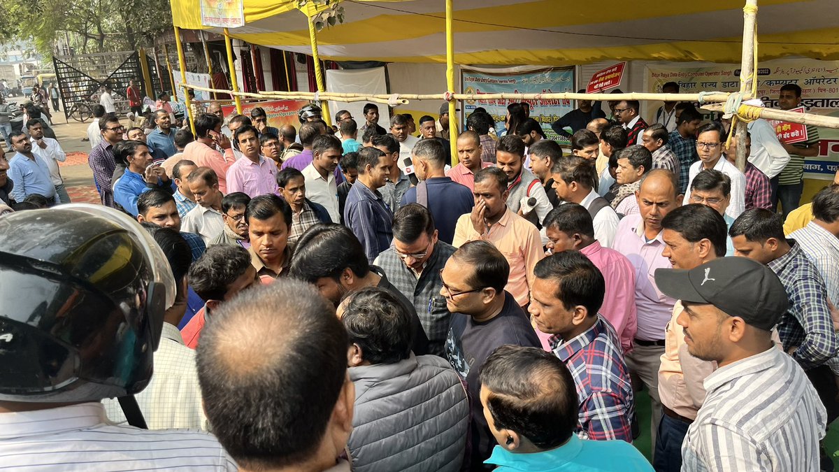 Sandeep_Saurav_'s tweet photo. बेल्ट्रॉन द्वारा बहाल ‘डाटा इंट्री/ कंप्यूटर ऑपरेटर संघ’ द्वारा पटना के गर्दनीबाग़ में चल रहे आंदोलन में शामिल होकर उनकी माँगों का समर्थन किया कि सरकार उन्हें आउटसोर्सिंग कंपनियों से मुक्त कर समायोजित करे।

आगामी विधानसभा सत्र में डाटा इंट्री ऑपरेटरों के समायोजन की माँग उठेगी ! https://t.co/U13tZsO53Z