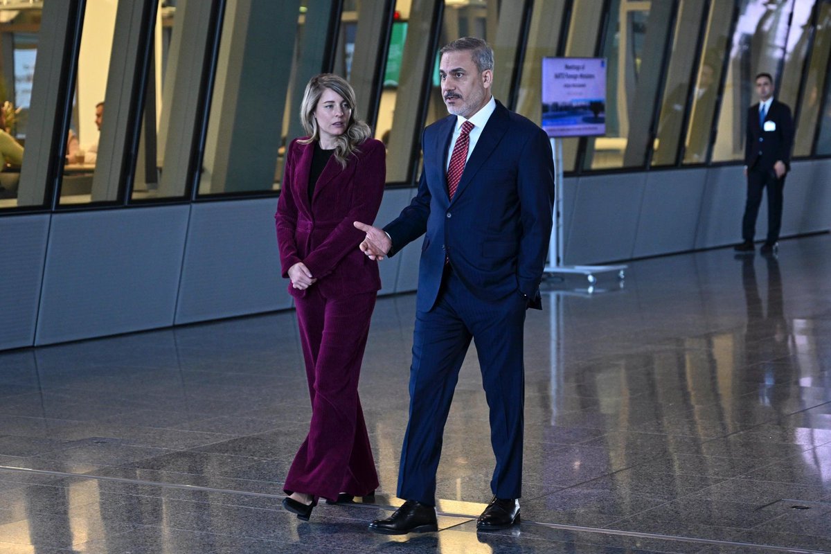 SavunmaEkseni's tweet photo. Haklı olmanın, mazlumun yanında durmanın verdiği öz güven Türkiye Yüzyılı’nın, inşa edilen Türkiye Ekseni’nin ruhudur. https://t.co/BHfQZIDYCT