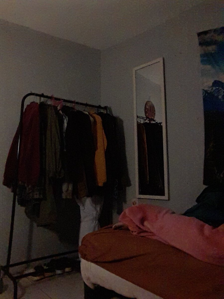 rrizkikiki's tweet photo. Hari ke 3 - 4 wow emezing, iya bisa diliat sendiri di bawah hanger baju ada apa. Saya gamau berspekualisasi apa2 gila gasi. ini foto perbedaan antar beda waktunya https://t.co/dRjwaWVaGB