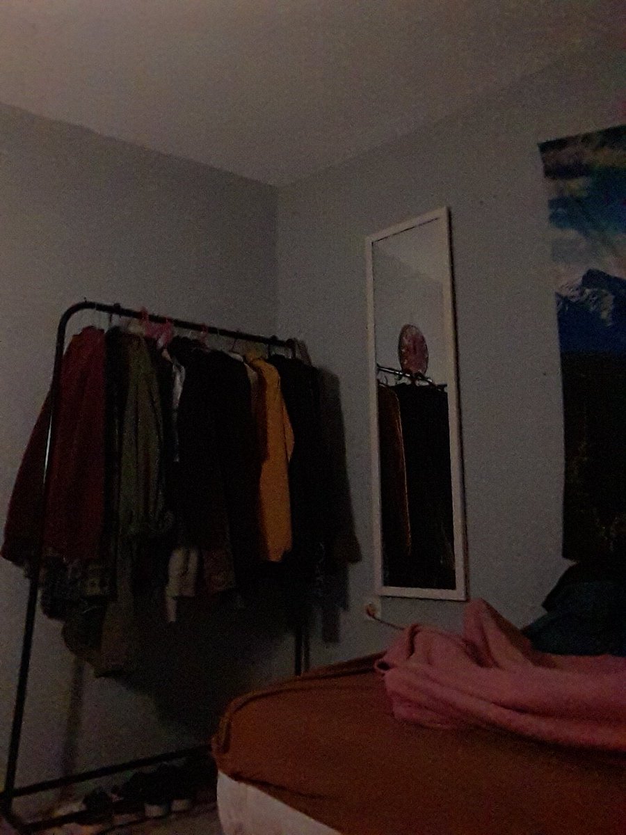 rrizkikiki's tweet photo. Hari ke 3 - 4 wow emezing, iya bisa diliat sendiri di bawah hanger baju ada apa. Saya gamau berspekualisasi apa2 gila gasi. ini foto perbedaan antar beda waktunya https://t.co/dRjwaWVaGB