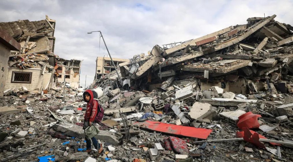 AJEnglish's tweet photo. The UN says the massive destruction of homes and infrastructure in Gaza ‘severely compromises’ the ability to meet basic needs. 

— in pictures https://t.co/hKIsMqEFVW https://t.co/RC5I0U5NU0