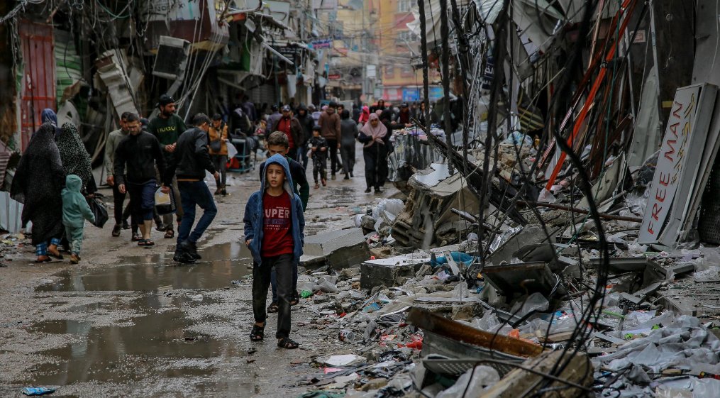AJEnglish's tweet photo. The UN says the massive destruction of homes and infrastructure in Gaza ‘severely compromises’ the ability to meet basic needs. 

— in pictures https://t.co/hKIsMqEFVW https://t.co/RC5I0U5NU0