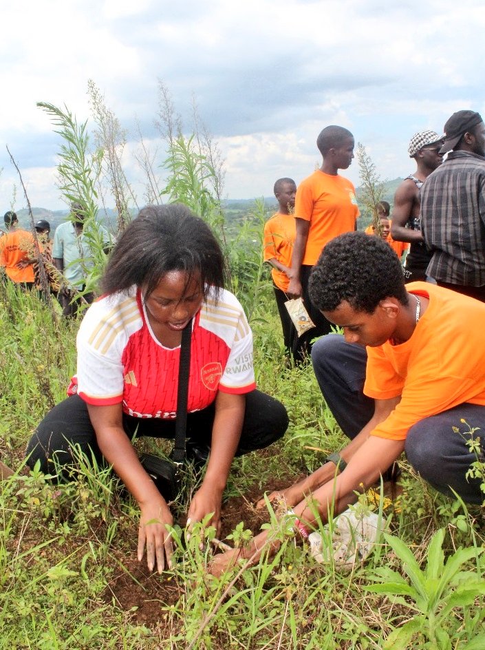 AppslegacyP's tweet photo. This here is my happy place.
where i get to make the world a better place one tree at a time, one child at a time.
Thanks @rctkampalaeast , @RoofingsGroupUG for the opportunity to serve.
Sat 25th 2023
Wakiso school for the deaf
#treeplanting
#scdadvocate #CharityTuesday https://t.co/0pN2HrZLRo