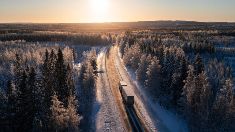 ❄️ Jälkeen jäänyt väyläinfra vaarantaa talviliikenteen turvallisuutta kelien vaihdellessa. 

❄️ Ehkäistään onnettomuuksia parantamalla väyläinfraa ja resursoimalla riittävästi väylien talvihoito! 

❄️ Lue tiedote 👉 rt.fi/2023/11/infra-…

#liikenne #turvallisuus #infrafi