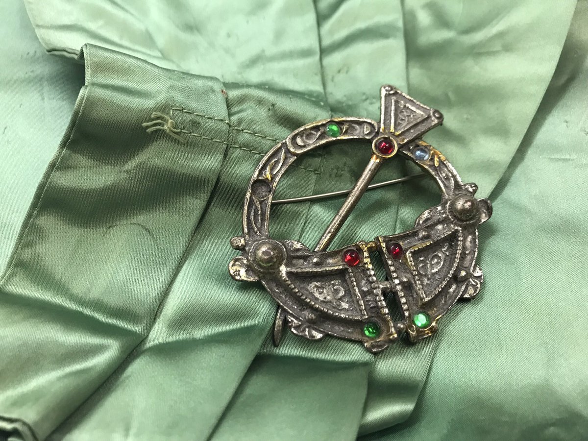 ‘In the choir, the girls would wear white dresses and green sashes with Tara brooches pinned at the left shoulder.’ 

Mary Warrener, 2002

#EYAUnique #Irish #ObjectoftheWeek