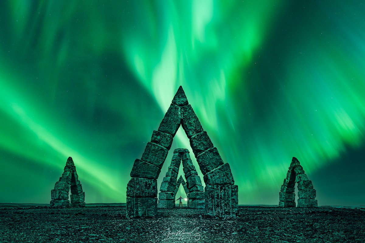 Las Auroras Boreales danzan sobre The Arctic Henge, el enorme reloj  de sol #arctichenge #iceland #icelandicnature #icelandphotography #AuroraBorealis #adventure #photography #longexposure #landscape #nature #ice #northernlights #aurora #night #nightphotography #Arctic