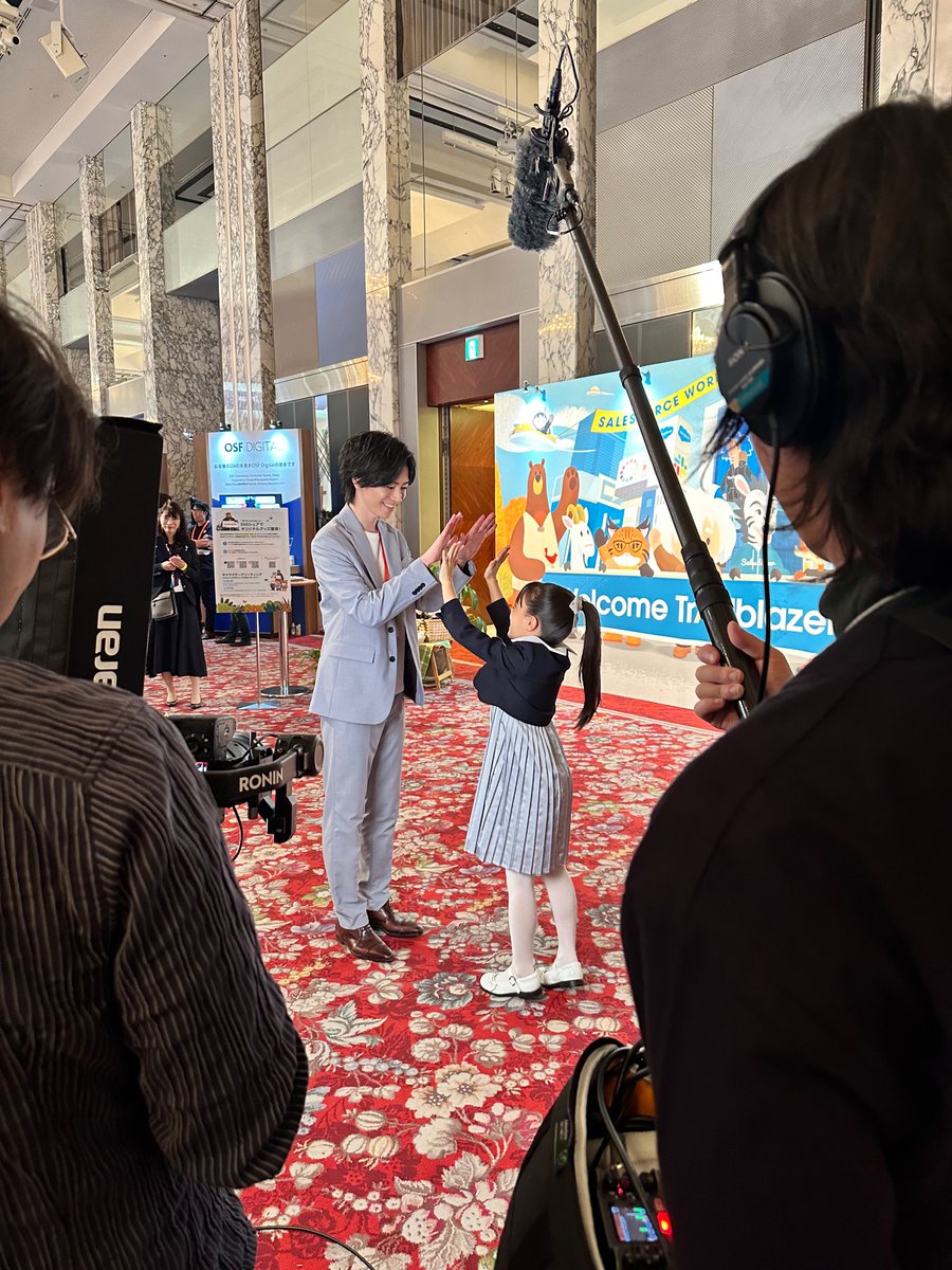 SapphireUkyo's tweet photo. 昨日はSalesforce World Tourにて
Sales Marker×AppExchangeエコシステムのお話を多くの方に聞いていただけました🙌　勉強熱心な女の子に取材いただきハイタッチ100人チャレンジにも貢献出来ました https://t.co/ISlgyOUtSm