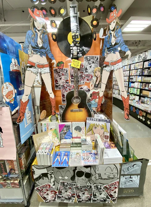 仙台駅前EBeanS 6階、喜久屋書店さんの熱と愛情のこもったディスプレイを見て!(GibsonJ-45は紙製です) それだけではなく売ってる本のチョイス!関谷ひさしや一峰大二、武内つなよし等々、子供の頃に読んでた巨匠の単行本がギッシリ!こんなのまで売ってんの?という感じですごかった!