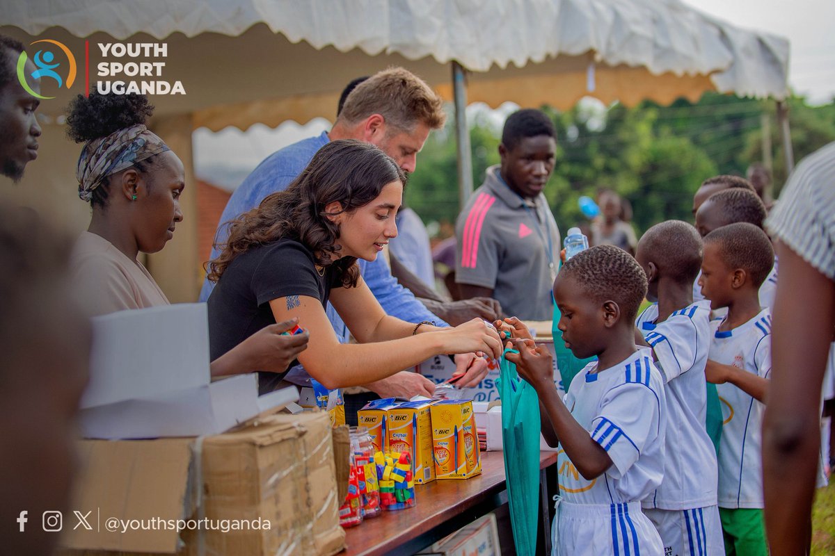 YSUganda's tweet photo. ๐In the spirit of giving, our #MTNNaguruSocialSportAcademy beneficiaries celebrated an early Christmas, marking a milestone in the project dedicated to instilling #educationalvalues through sport. The event featured the distribution of Christmas hampers (1/2)
#S4D #A4D #S4MH https://t.co/HMLW3BVRyo