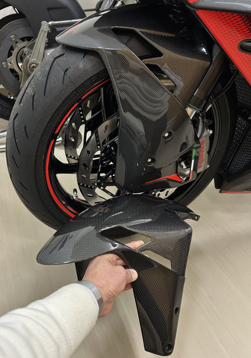 Hiro_T350c's tweet photo. キャリパー受け対応カーボンフェンダーきた
十分良い感じ👍

#F3RR https://t.co/lPrNZv5mnh