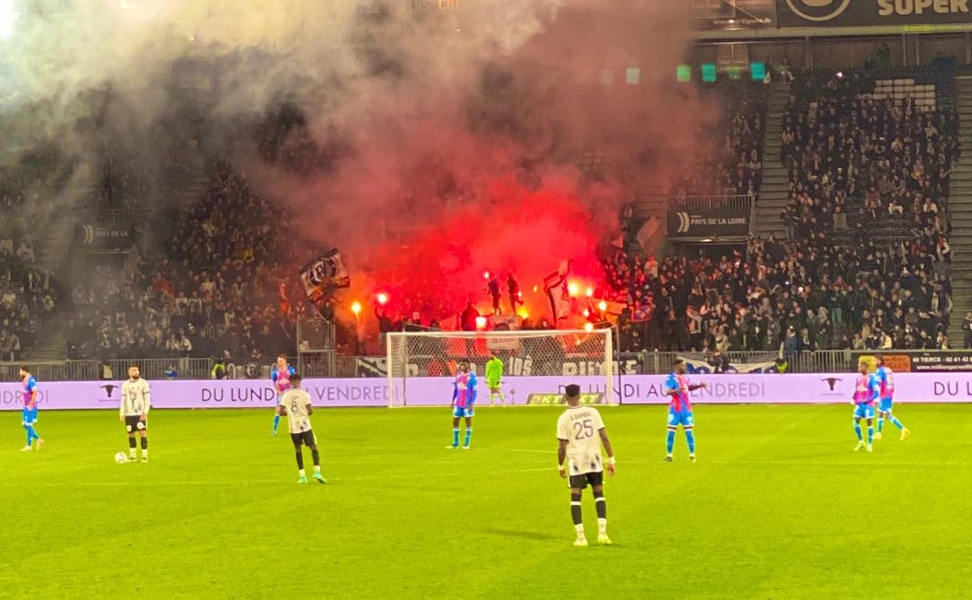 PyroFumigene's tweet photo. Craquage angevins!
#SCOSMC #KDLB92 https://t.co/losJEXLwqf