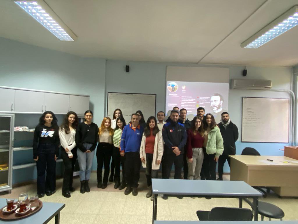 deulojistik's tweet photo. Duygu Şahan hocamızın verdiği İnsani Yardım Lojistiği dersinde  İzmir İl Afet ve Acil Durum Müdürlüğü ile yaptığımız protokol kapsamında, öğrencilerimiz acil durum ve afet arasındaki farklar ve insanı yardım lojistiğinin temelleri konularında bilgilendirilmiştir. https://t.co/fSv3z5jf7d