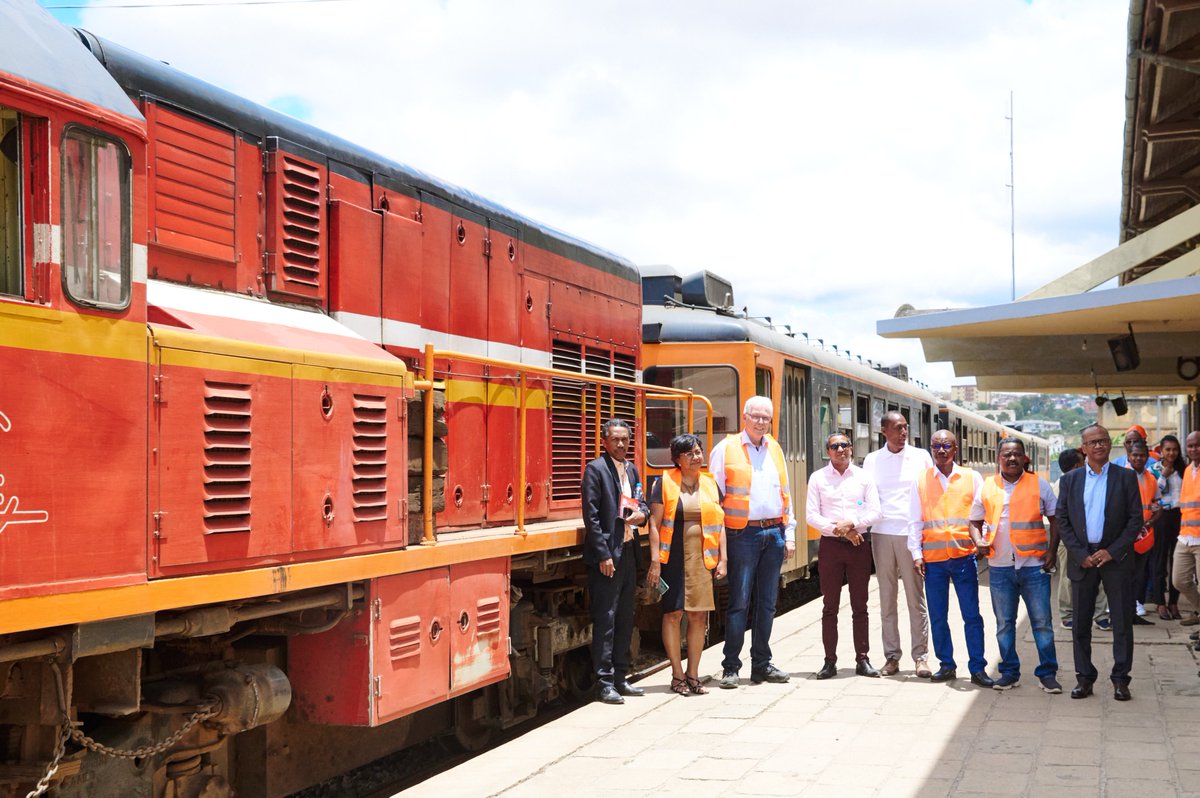 La semaine dernière, Amb. Stalder a rencontré la direction de la ligne ferroviaire Fianarantsoa Côte-Est, qui compte parmi son matériel roulant des voitures de voyageurs offertes par la 🇨🇭 et qui étaient utilisées à l'époque pour le transport régional à Lausanne.