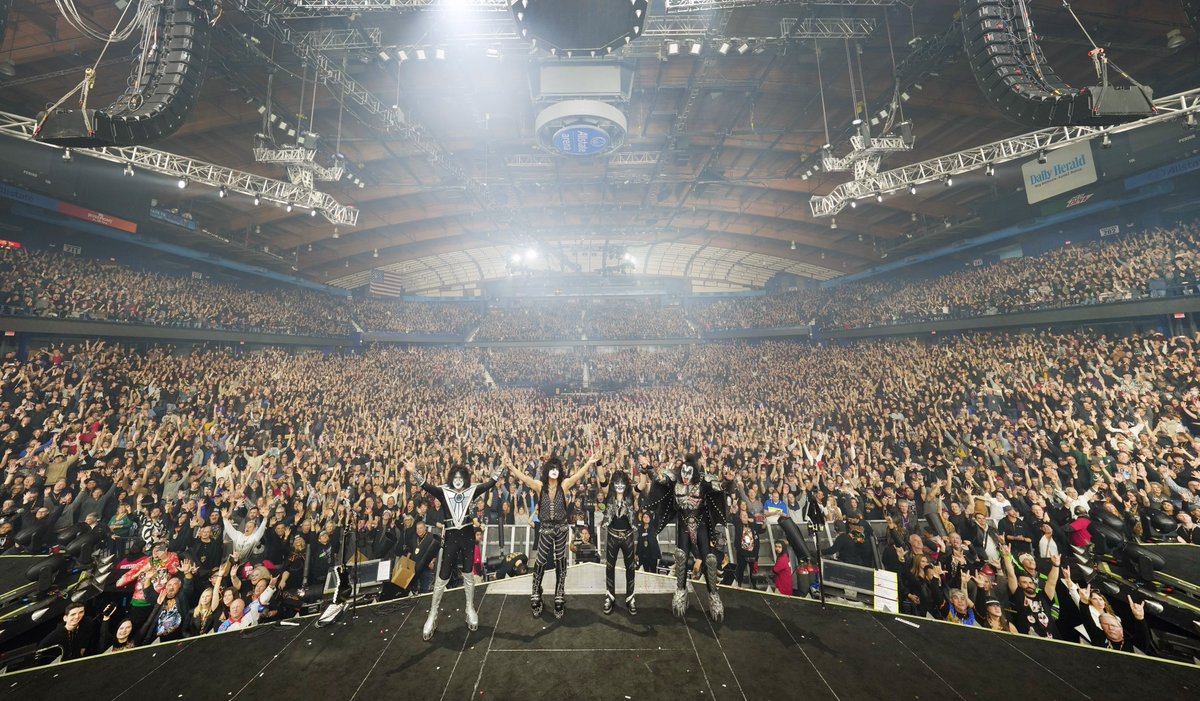 kiss's tweet photo. #CHICAGO! What a night! We will NEVER Forget You! #EndOfTheRoadTour https://t.co/1UmJzS45Ul