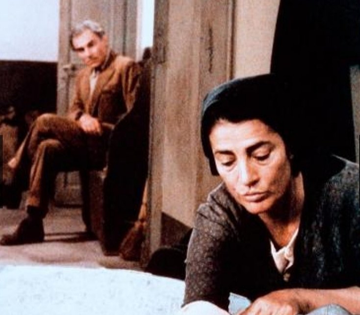 Irene Papas, im Hintergrund Gian Maria Volonté im gleichn. Film von Francesco Rosi