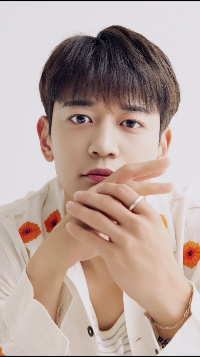 한손엔 샤이니 15주년 기념 반지
한손엔 종현이 콘서트 굿즈 반지를 끼고 다니는 남성
전 이게 최민호에 대해 많은 걸 말해준다고 생각합니다
